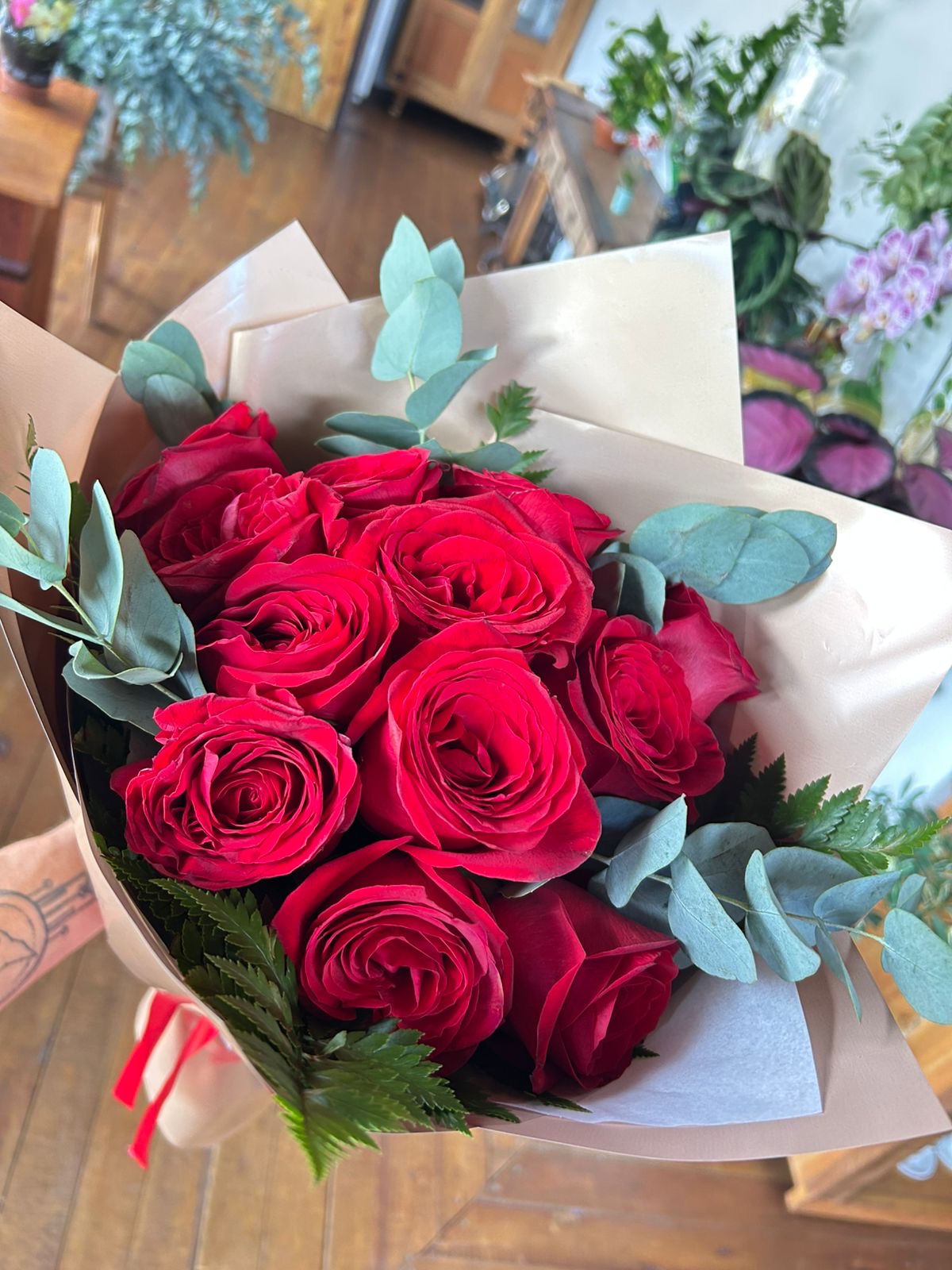 Buquê de Rosas Vermelhas com Eucalipto