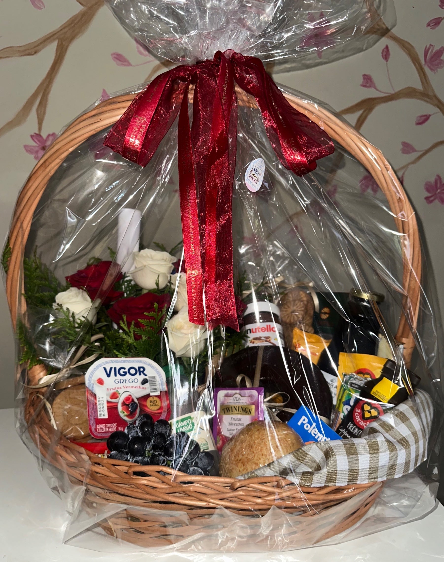 Cesta de Café da Manhã Especial com Flores — Sob Encomenda