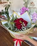 Buquê Encanto Dourado — 4 Rosas Vermelhas