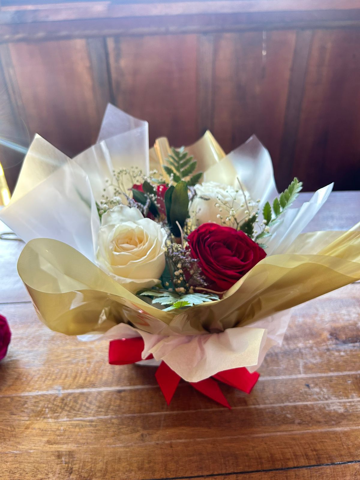 Arranjo Bicolor — Rosas Brancas e Vermelha