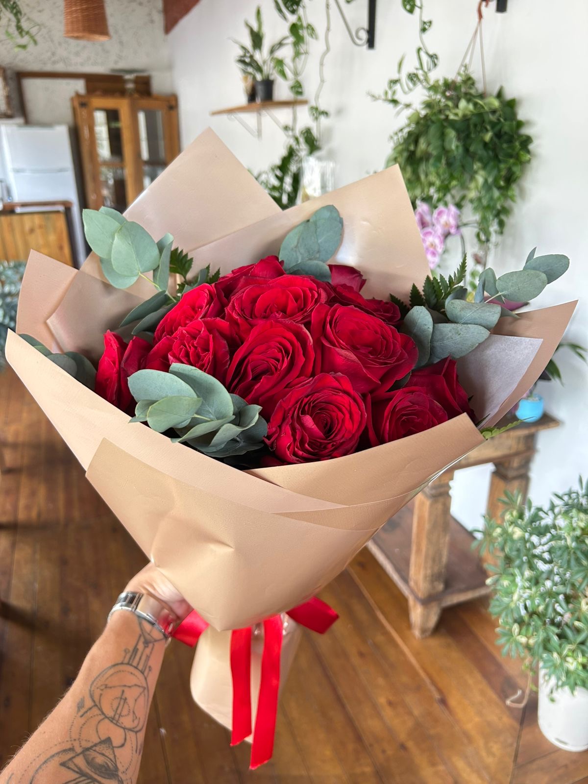 Buquê de Rosas Vermelhas com Eucalipto
