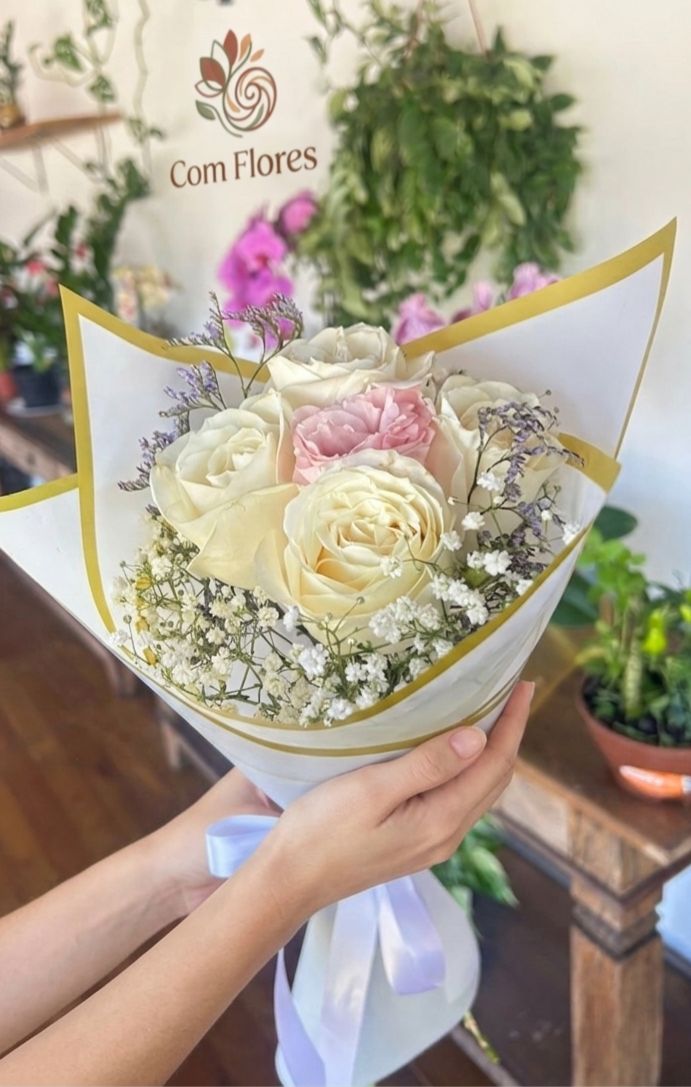 Ramalhete Rosas com Flores Brancas